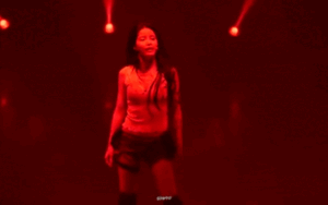 Nữ ca sĩ bất ngờ xé toạc áo trước mặt khán giả khi đang biểu diễn