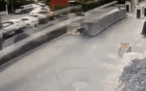 Clip: Cột điện nặng hàng tấn bất ngờ đổ sập, người đàn ông phi như tên lửa thoát mạng