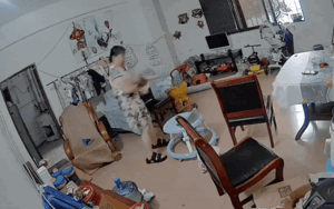 Nhờ mẹ chồng chăm cháu, con dâu xem camera mà 'thót tim'