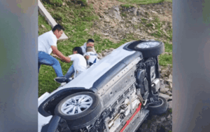 Ô tô mất lái tông thẳng vào vách đá, cả gia đình bị kẹt cứng