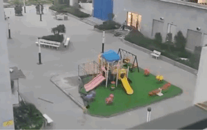 Bị cầu trượt khu chung cư bay trúng lúc giông lốc, người phụ nữ Hà Nội không qua khỏi sau gần 1 tháng nằm viện