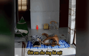 Clip: Gửi con cho ông bà để đi làm, mẹ xem camera mà rưng rưng nước mắt