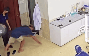 Clip: Được hỏi thăm sức khoẻ, người đàn ông thể hiện bằng một hành động khiến ai cũng 'đứng hình'