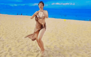 Nữ ca sĩ Việt gây xôn xao khi diện bikini nhảy múa trên bãi biển