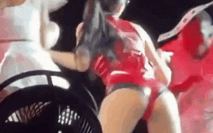 Nữ ca sĩ không mặc quần nhảy gợi cảm trên sân khấu khiến khán giả ngượng tái mặt