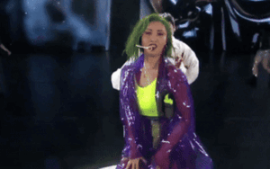 Nữ ca sĩ diện quần nylon lên sân khấu lộ rõ bên trong khiến khán giả ngượng tái mặt