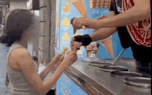 Người bán kem bị bắt giữ sau hành động khiếm nhã với nữ khách hàng