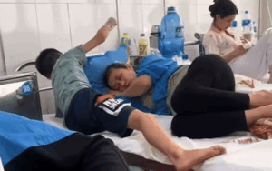 Clip: Bé trai chân bó bột vẫn miệt mài quạt mát cho mẹ nằm cạnh gây xúc động