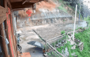 1 giây trước khi cả ngọn núi đổ sập, dân mạng xem mà thót tim