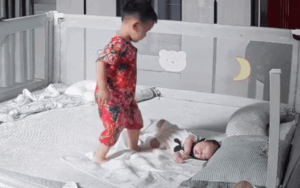 Anh trai 4 tuổi chăm em bé, mẹ xem camera mà 'thót tim'