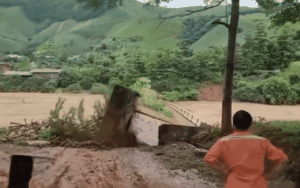 Clip: Kinh hoàng lũ cuốn trôi cây cầu bê tông ở Sơn La