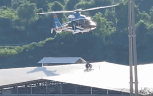 Clip: Xúc động khoảnh khắc trực thăng giải cứu người dân Sơn La mắc kẹt giữa dòng lũ