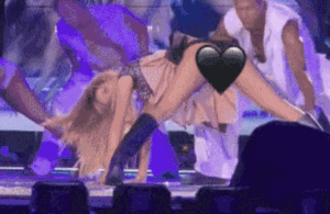 Nữ ca sĩ hạng A tiếp tục bị chỉ trích ăn mặc hở hang, nhảy múa phản cảm với vũ công nam