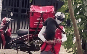 Clip: Thấy shipper giao hàng, chú chó có hành động khiến chủ nhà ngỡ ngàng