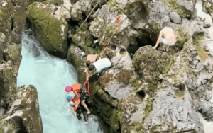 Thót tim khoảnh khắc lật bè giữa dòng thác, du khách la hét cầu cứu