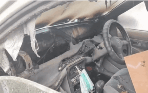 Đang lái xe về nhà, người phụ nữ bất ngờ chứng kiến sự cố kinh hoàng ở khoang động cơ