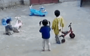 Con chó dữ lao tới, hành động nhanh trí của cậu bé 6 tuổi đã cứu 2 em gái nhỏ