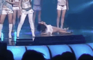 Nữ vũ công lên cơn động kinh co giật trên sân khấu, ca sĩ bị chỉ trích phớt lờ biểu diễn