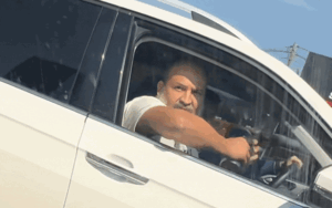 Tấp đầu xe rồi tạt cà phê người khác khi đang lái ô tô, người đàn ông nhận 'quả báo' ngay tức khắc