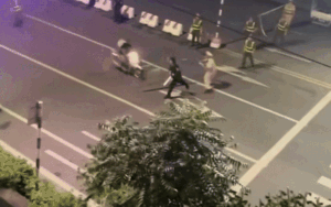 Tạm giữ hình sự 2 quái xế lao vào Đại uý làm nhiệm vụ A80 về hành vi 'Giết người'