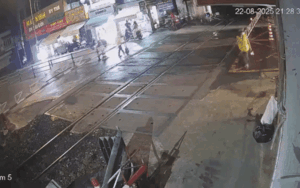 Clip: Vừa được cứu sống bởi 2 người gác tàu hoả, thanh niên có hành động khiến nhiều người bức xúc