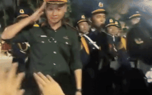 Clip: Thấy bé gái giơ tay chào đoàn diễu binh, nam chiến sĩ đáp lại bằng hành động đầy tự hào
