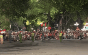 Xúc động khoảnh khắc hàng triệu người đồng thanh hát Quốc ca: Hoà bình thật đẹp!