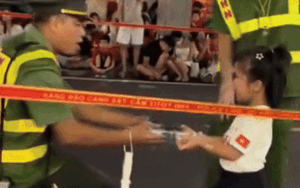 Clip: Bé gái mang chai nước tặng nam chiến sĩ làm nhiệm vụ bảo vệ A80 lan toả niềm tự hào