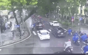 Clip ghi lại khoảnh khắc cây cổ thụ bật gốc, đè trúng ô tô tại Hà Nội