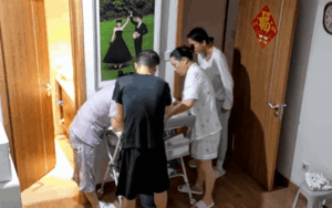 Cả gia đình rối bời khi bé sơ sinh ngạt sữa, phản ứng chuyên nghiệp của bảo mẫu gây xúc động