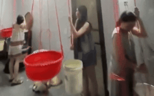 Clip: Mưa lớn, gió giật đùng đùng, một hộ dân ở Nghệ An giữ lại mái tôn theo cách đặc biệt