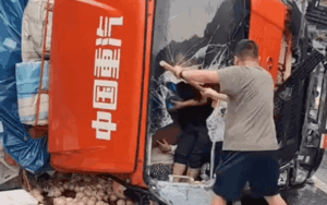 Clip: Xe tải bị lật hàng hóa đổ tràn đường, người dân có hành động khiến chủ xe nghẹn ngào