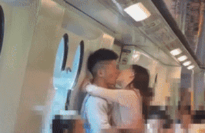 Cặp nam nữ hôn nhau say đắm trên tàu điện, nhiều hành khách 'ngượng đỏ mặt'