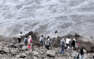 Khách du lịch ồ ạt ra biển xem sóng thần bất chấp cảnh báo, nhiều người bị cuốn trôi mất tích