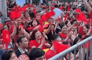 Khí thế hừng hực: Người dân đồng thanh hát 'Như có Bác Hồ trong ngày vui đại thắng'