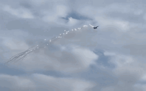 Tiêm kích SU30 thả bẫy nhiệt trên bầu trời Thủ đô trong tiếng reo hò của người dân