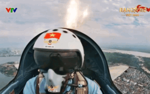 Góc quay bên trong tiêm kích thả bẫy nhiệt trên bầu trời Hà Nội: Tuyệt đối điện ảnh!