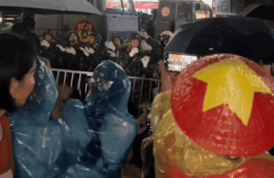 Clip: Nhiều bạn trẻ đội mưa hát văn nghệ cùng các chiến sĩ 'gây sốt'