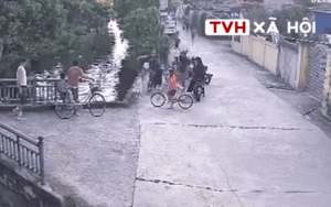 Clip: Thót tim cảnh 2 bé trai đạp xe rơi xuống mương, một bé trai kịp lên bờ gọi người cứu bạn