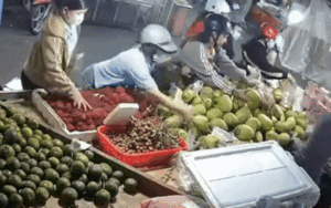 Clip: Mất điện thoại khi mua trái cây, cô gái xem lại camera mà không tin vào mắt mình