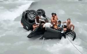 Thót tim cảnh ô tô lao thẳng xuống sông, 3 người bị nước cuốn mất tích