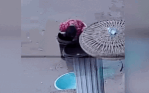 Đau lòng bé trai tử vong vì úp đầu vào xô nước, người bà đi qua không hay biết