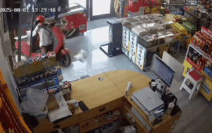 Người phụ nữ mất lái đâm thẳng vào tiệm tạp hoá và cái kết bất ngờ