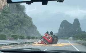 Clip: Xe tải bị lật trên đường cao tốc, người dân lập tức lao vào cứu người bị mắc kẹt