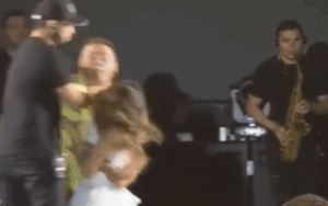 Nữ ca sĩ bị người đàn ông lao lên sân khấu ôm hôn tới tấp, sốc đến mức ngã quỵ