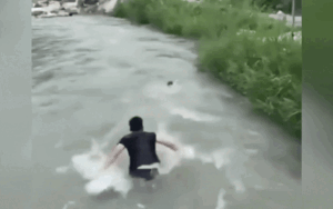 Clip: Người đàn ông nhảy xuống dòng nước xiết cứu bé trai bị cuốn trôi