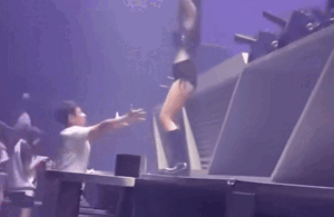 Bị sàm sỡ khi đang biểu diễn, nữ vũ công 'tung cước' thẳng vào đầu người đàn ông không trượt phát nào