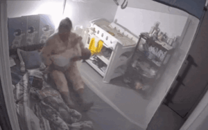 Xem lại camera, người mẹ 'tái mặt' trước hành động của bảo mẫu với con gái sơ sinh