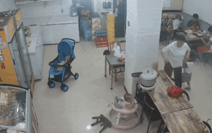 Rùng mình khoảnh khắc bé sơ sinh bị chiếc nồi lớn rơi trúng mặt gây bỏng nặng