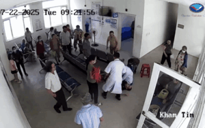 Clip: Thanh niên ngừng tim trong lúc chờ khám bệnh, nghẹt thở phút giây cứu người